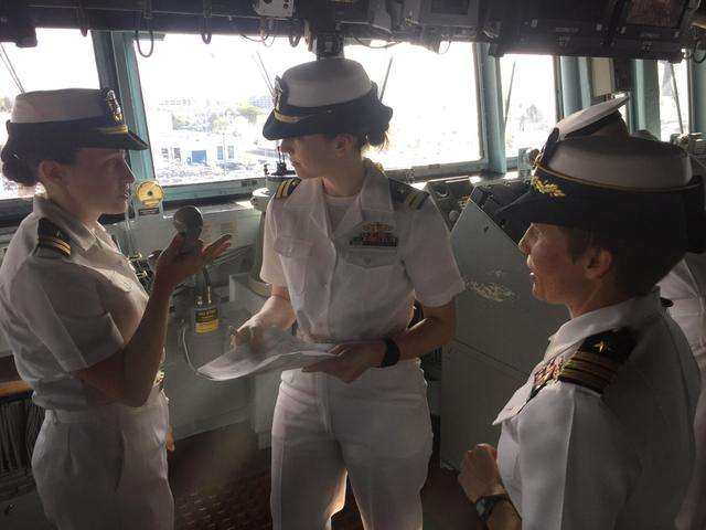 軍艦上的女兵手機在線